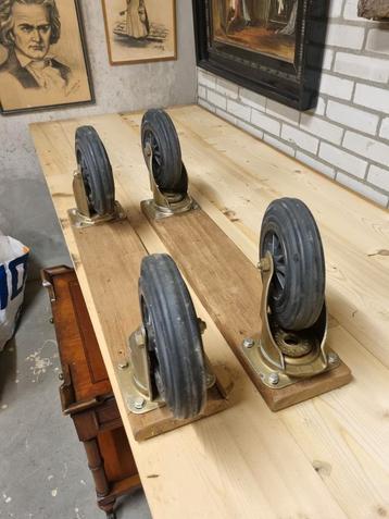 Vintage Zwenkwielen Set - Industrieel Design beschikbaar voor biedingen
