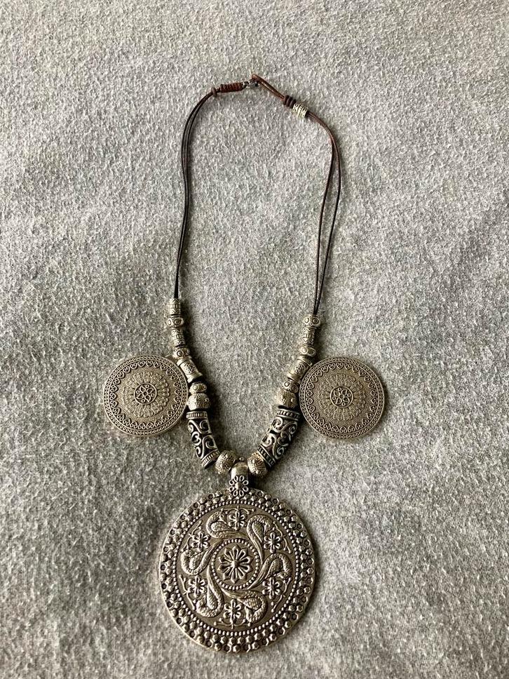 Ethnic Style Necklace with Silver Colour Engraved Hearth, Sieraden, Tassen en Uiterlijk, Kettingen, Zo goed als nieuw, Overige materialen