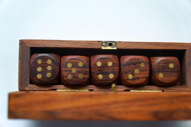 Exclusieve dobbelstenen en kistje van palissanderhout, Antiek en Kunst, Curiosa en Brocante, Ophalen