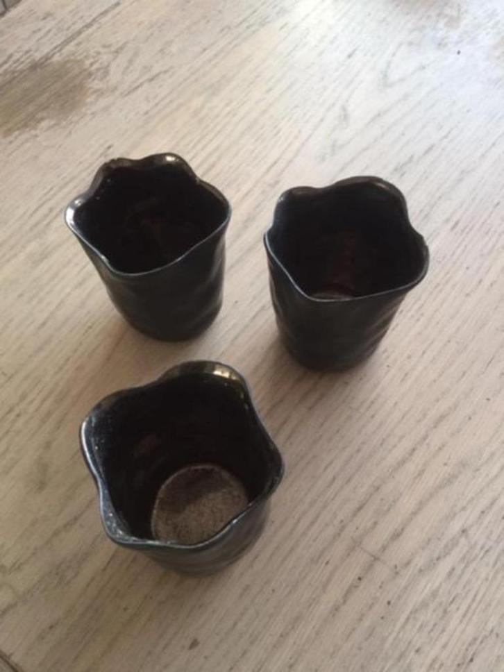 3 bloempotjes zwart met goud, Tuin en Terras, Bloempotten, Zo goed als nieuw, Aardewerk, Binnen, Balkon, Minder dan 40 cm, Minder dan 25 cm