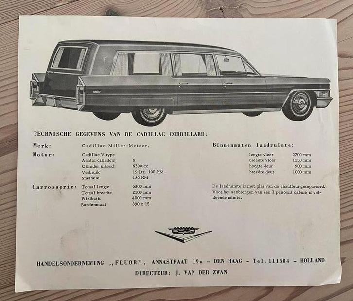 Cadillac Corbillard '60s Insteekfolder Fluor Den Haag, Boeken, Auto's | Boeken, Gelezen, Ophalen of Verzenden