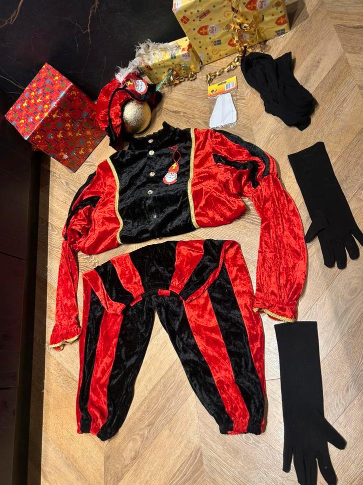 Pietenpak rood zwart maat s sinterklaas luxe set zwarte piet, Diversen, Sinterklaas, Zo goed als nieuw, Ophalen of Verzenden