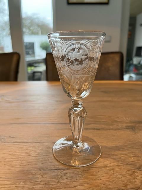 Antiek gegraveerd wijn glas - Duif - 18e eeuw, Antiek en Kunst, Antiek | Glas en Kristal, Ophalen of Verzenden