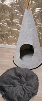 Te koop licht grijze Katte mand met kussen, Ophalen of Verzenden, Nieuw, Pluche