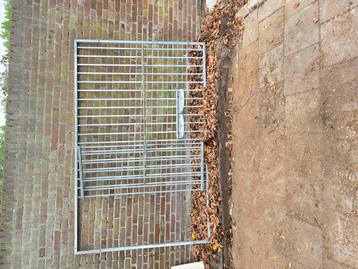 Hondenkennel paneel met deur beschikbaar voor biedingen