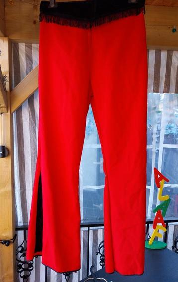 Rode broek met zwarte accenten  beschikbaar voor biedingen