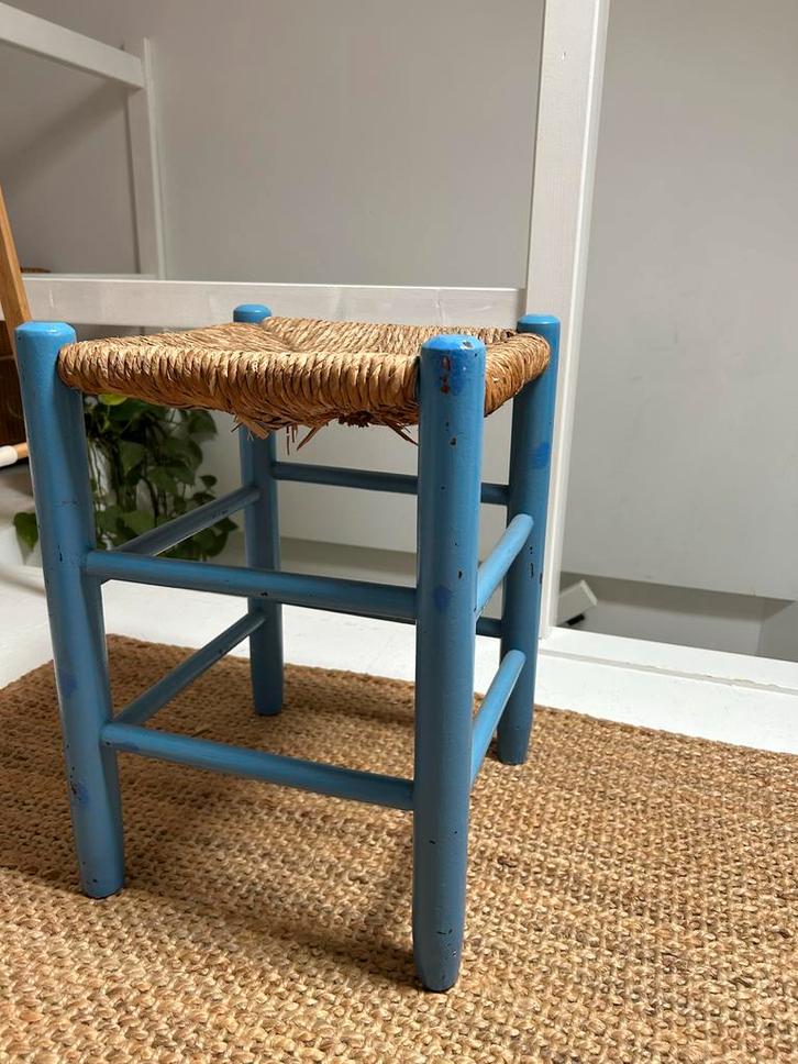 Vintage Blauw Krukje met Gevlochten Zitting, Huis en Inrichting, Krukjes, Gebruikt, Hout, Ophalen