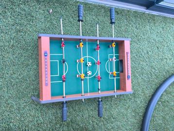 Klein Tafelvoetbalspel beschikbaar voor biedingen