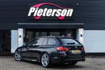 BMW 5-serie Touring M550xd LCI DEALER OH PANO ACC 360 H&K, Auto's, Automaat, Gebruikt, 2993 cc, USB