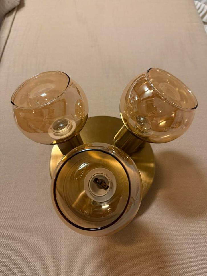 Goud kleurige plafondlamp Peri met ambet glas en 3 spots, Huis en Inrichting, Lampen | Plafondlampen, Nieuw, Glas, Ophalen of Verzenden