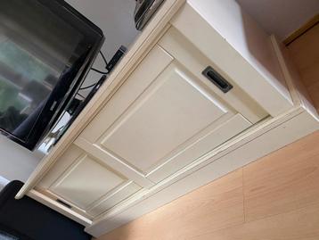 GRATIS Gebruikt TV Meubel beschikbaar voor biedingen