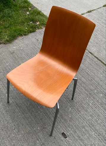 Stapelbare stoelen & tafels beschikbaar voor biedingen