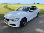 BMW 320i EDE High Executive; o.a. carplay, camera, trekhaak, 74 €/maand, 4 cilinders, Wit, Origineel Nederlands