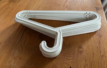 Witte kunststof kleerhangers beschikbaar voor biedingen