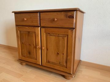 Massief houten kastje met 2 deurtjes en 2 lades beschikbaar voor biedingen
