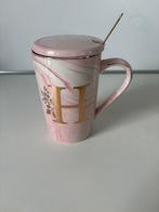 Mok met  deksel en lepel 3 dl. Roze, letter H, hoog 12cm., Nieuw, Ophalen of Verzenden, Overige stijlen, Kop(pen) en/of Schotel(s)