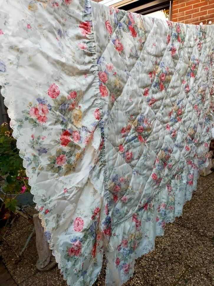 Twee persoons sprei met volant, Huis en Inrichting, Woonaccessoires | Plaids en Woondekens, Zo goed als nieuw, Ophalen of Verzenden
