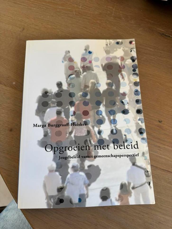 M. Burggraaff-Huiskes - Opgroeiend met beleid, Boeken, Zwangerschap en Opvoeding, Zo goed als nieuw, Zwangerschap en Bevalling