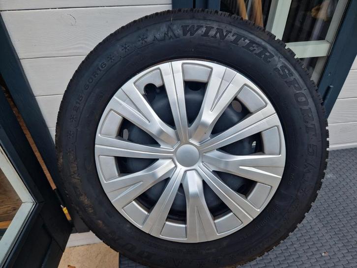 Winterbanden Dunlop 215/60R16 met velgen en wieldoppen, Auto-onderdelen, Banden en Velgen, Ophalen of Verzenden