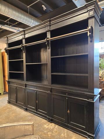 Grote zwarte bibliotheekkast | boekenkast | winkelkast  beschikbaar voor biedingen