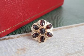 Vintage Gouden Bloem Ring Met Granaat beschikbaar voor biedingen
