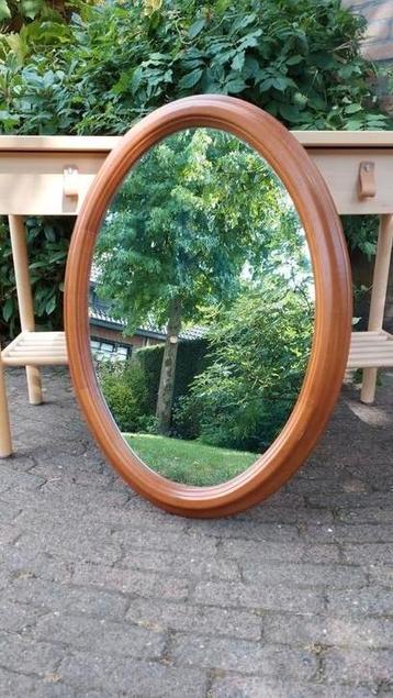 Ovale spiegel met houten lijst beschikbaar voor biedingen