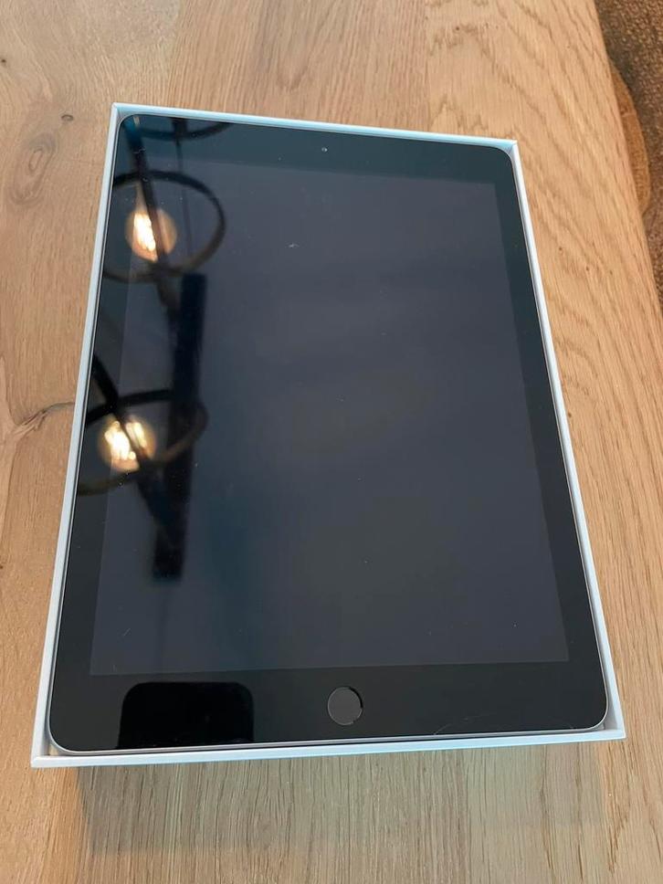 Apple iPad 6e generatie + hoes, Computers en Software, Apple iPads, Zo goed als nieuw, Overige modellen, 10 inch, 32 GB, Grijs