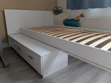 tiener bed met vak en lade, 90x200, incl lattenbodem.
