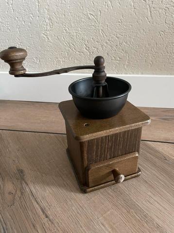 Houten koffiemolen Douwe Egberts beschikbaar voor biedingen