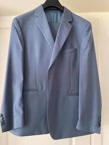 2 delig blauw kostuum beschikbaar voor biedingen