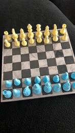 Zelfgemaakte schaakbord van acrylhars blauw/geel, Ophalen, Nieuw