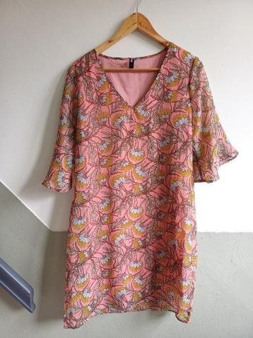 Mooie roze tuniek met bloemenprint en losse ceintuur, maat M beschikbaar voor biedingen