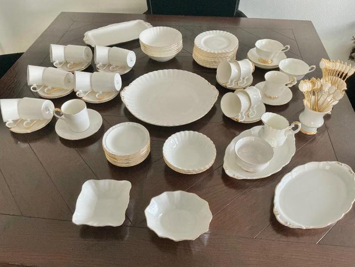 Royal Albert Val D’Or serviesdelen., Verzamelen, Porselein, Kristal en Bestek, Zo goed als nieuw, Overige typen, Porselein, Ophalen of Verzenden
