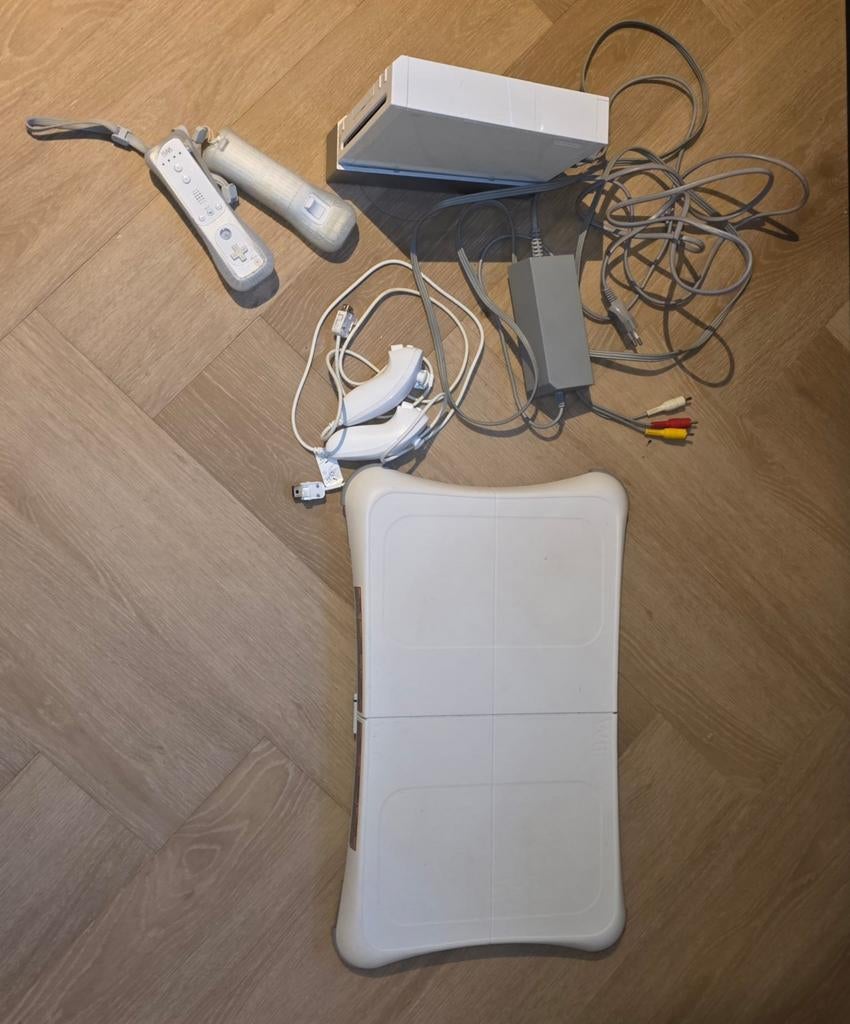 Nintendo Wii, Spelcomputers en Games, Ophalen, Gebruikt, Met 2 controllers