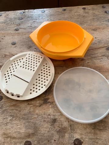 Tupperware afsluitbare bak met rasp 2-zijde te gebruiken beschikbaar voor biedingen