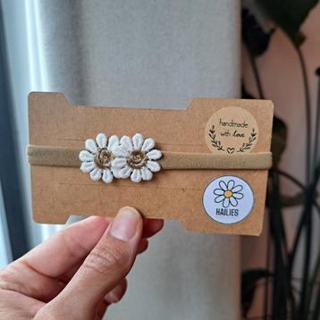 Zacht haarbandje met bloemen beschikbaar voor biedingen