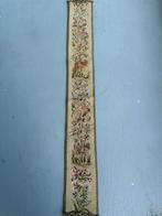 Antiek Wandkleed met Borduurwerk Bloemen en Gebouwen, Ophalen of Verzenden