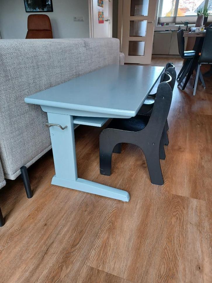 Kinderbureau vintage met 2 stoeltjes, Kinderen en Baby's, Kinderkamer | Tafels en Stoelen, Gebruikt, Tafel(s) en Stoel(en), Ophalen