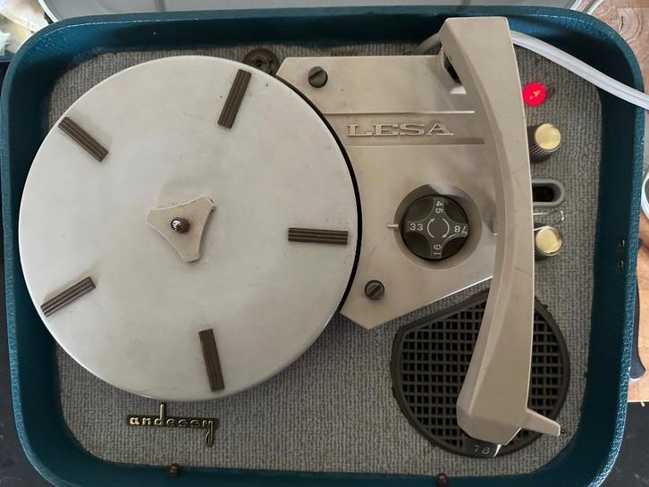 Andessy lesa vintage koffer platenspeler werkt maar issuetje, Antiek en Kunst, Antiek | Tv's en Audio, Ophalen