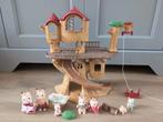 Sylvanian families boomhut en poppetjes, Ophalen of Verzenden, Gebruikt, Poppenhuis