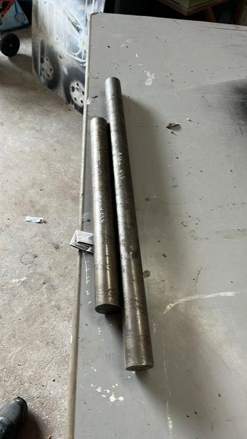 2 x masieve stalen as beschikbaar voor biedingen