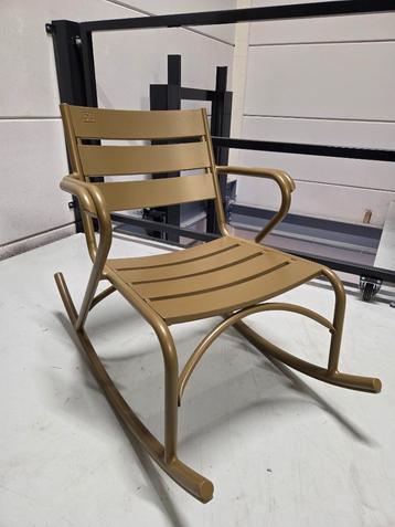 Goudkleurige schommelstoel beschikbaar voor biedingen
