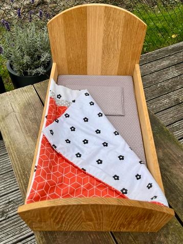 Houten Poppenbedje - Stevig en Leuk! beschikbaar voor biedingen