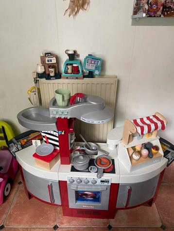 Xxl keuken met div spullen bij te kopen . Bieden vd keuken . beschikbaar voor biedingen