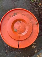 Stevig plastic voederton, Ophalen