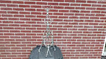 Mensenpiramide sculptuur beschikbaar voor biedingen
