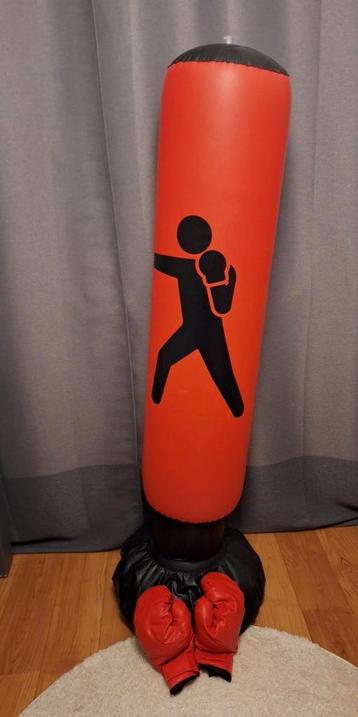 Opblaasbare bokszak met bokshandschoenen beschikbaar voor biedingen