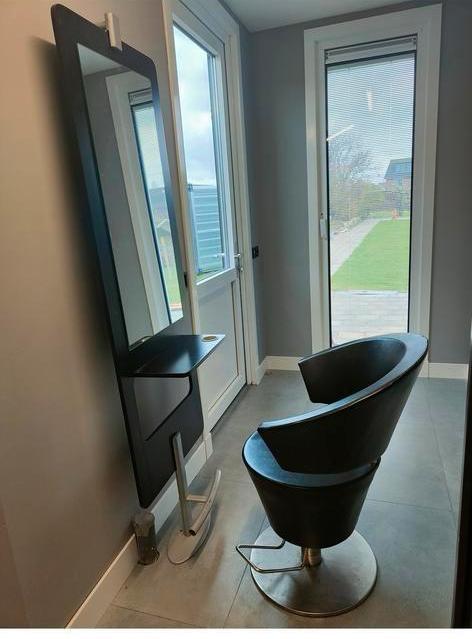 Zwarte kappersstoel met spiegel, Huis en Inrichting, Stoelen, Gebruikt, Eén, Metaal, Zwart, Ophalen of Verzenden