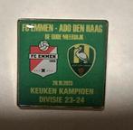 Voetbal pin FC emmen-Ado den haag 23/24, Verzamelen, Speldjes, Pins en Buttons, Ophalen of Verzenden