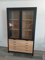 Vitrinekast, zwart met grenen lades, Ophalen, 100 tot 150 cm, Zo goed als nieuw, Modern